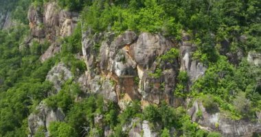 Blue Ridge Dağları 'nda, Chimney Rock State Parkı yakınlarında aşınmış taş yüzeyi olan kayalık kayalıklar. Appalachian jeolojik özelliklerinin havadan görünüşü.