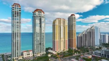 Şatafatlı otelleri ve Atlantik Okyanusu kıyısında apartman binaları olan Sunny Isles Beach City. Güney Florida 'daki Amerikan turizm altyapısı.