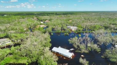 Kasırga yağış sularıyla çevrili Florida yerleşim bölgesindeki evleri. Doğal afetin sonuçları..