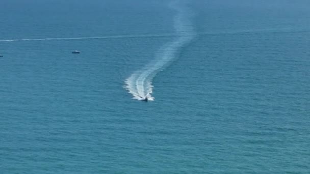 Liten Motorbåt Seglar Snabbt Havsvågor Med Krusning Vattenytan Segelbåt Rörelse — Stockvideo