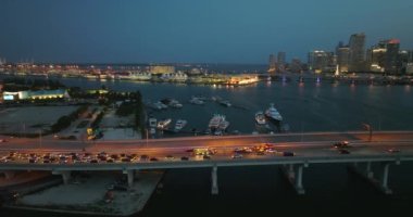Trafik sıkışıklığı Miami, Florida 'daki karayolu köprüsünde gece vakti yavaşça hareket eden arabalarla meydana gelmiş. ABD ulaştırma altyapı kavramı.