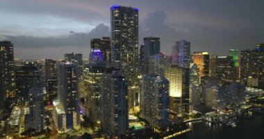 Miami Brickell 'in şehir merkezindeki şehir gece manzarası, Florida, ABD. Modern Amerikan megapolis 'indeki parlak gökdelen binalarıyla gökdelenler..