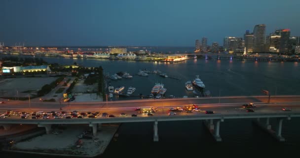 佛罗里达州迈阿密的公路桥上 交通拥挤是由于夜间的车祸和缓慢行驶的汽车造成的 美国交通基础设施概念 — 图库视频影像