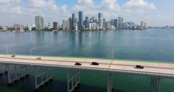 フロリダ州マイアミ ブリッケル市のダウンタウン地区の都市景観と 橋の上を運転する車両 現代のアメリカのメガポリスにある高層ビルとスカイライン — ストック動画