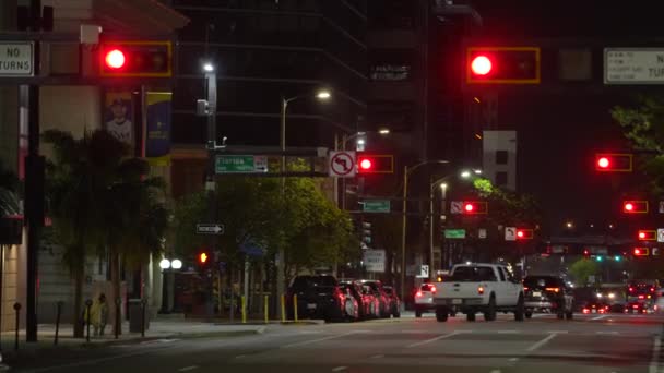 Miejskie Skrzyżowanie Dróg Światłami Poruszającymi Się Samochodami Nocy Amerykańskim Mieście — Wideo stockowe