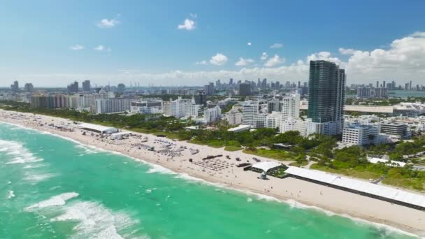 マイアミビーチシティのアメリカ南部海岸の上からの眺め サウスビーチの高級ホテルやアパートの建物 フロリダ州南部の観光インフラ — ストック動画