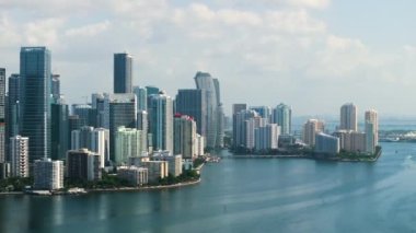 ABD 'nin Florida kentindeki Miami Brickell semtindeki beton ve cam gökdelen binalarından görüntü. Güneşli bir günde iş dünyasının finans bölgesiyle Rıhtımlı Amerikan megapolis 'i.