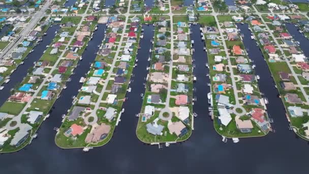 Varlıklı Rıhtım Yerleşim Bölgesi Güneybatı Florida Pahalı Banliyö Evleri Olan — Stok video