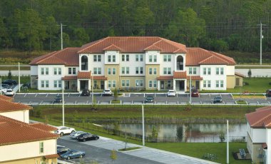 Florida yerleşim bölgesindeki Amerikan apartmanlarının hava manzarası. ABD 'nin banliyölerinde konut geliştirme örneği olarak yeni aile evleri.