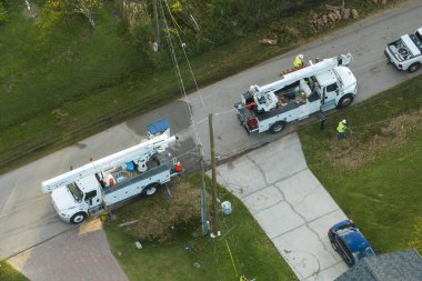 Florida banliyölerindeki Ian kasırgasından sonra hasar gören elektrik hatlarını onaran elektrik işçilerinin hava görüntüsü..