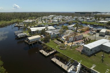 Florida 'nın güneybatı bölgesindeki doğal afetlerin hava görüntüsü. İkamet alanındaki Ian Kasırgası mobil evleri ağır hasar görmüş..