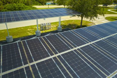 Güneş panellerinin havadan görünüşü park yerinin gölgelik çatısı olarak yerleştirildi. Etkili temiz elektrik üretimi için park edilmiş arabalar için. Fotovoltaik teknoloji şehir altyapısına entegre edildi.