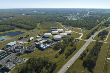 Şehrin atık su temizleme tesisindeki su arıtma fabrikasının havadan görüntüsü. İstenmeyen kimyasalların, askıya alınmış katı maddelerin ve gazların kirlenmiş sıvılardan çıkarılması süreci.