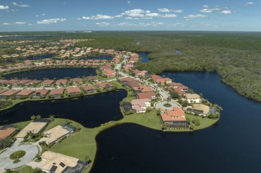 Doğal afetin sonuçları. Florida yerleşim bölgesindeki Ian kasırgasından sonra evlerin etrafını su basmış..