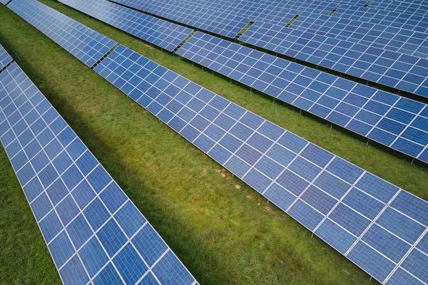 Temiz elektrik enerjisi üretmek için birçok sıra güneş fotovoltaik paneli bulunan sürdürülebilir büyük elektrik santralinin havadan görünüşü. Sıfır emisyon kavramı ile yenilenebilir elektrik.