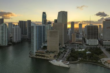 Florida, ABD 'de Miami Brickell şehir merkezinin akşam manzarası. Modern Amerikan megapolis 'inde karanlık yüksek gökdelen binaları olan gökyüzü..