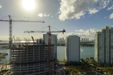 Amerikan kentsel bölgesinde direnç geliştiren yeni bir inşaat alanı. Miami, Florida 'da sanayi kulesi vinç kaldırıyor. ABD 'de konut büyümesi kavramı.