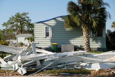Florida gezici ev bölgesinde meydana gelen kasırgadan sonra ağır hasar gören evlerin yol kenarındaki çöp yığınları. Doğal afetin sonuçları..
