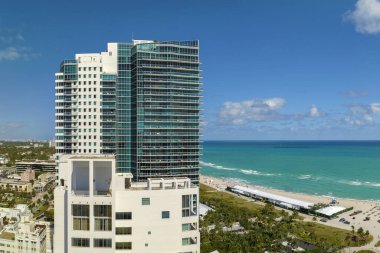 Amerika 'da popüler bir tatil yeri. Okyanus sıcak suları ve ABD 'nin Florida kentindeki Miami Beach' te kumlu sahiller. Amerika 'ya seyahat.