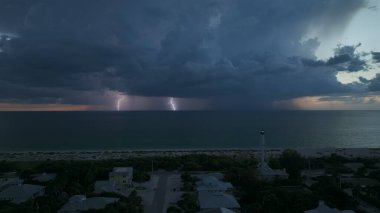Karanlık evleri ve okyanus kıyısında uzun deniz feneri olan bir sahil kasabası fırtınalı bir gecede gemilerin seyrüsefer için yanıp sönen bir ışık. Deniz üzerinde şimşekler çakan fırtına gemiler için tehlike arz ediyor..