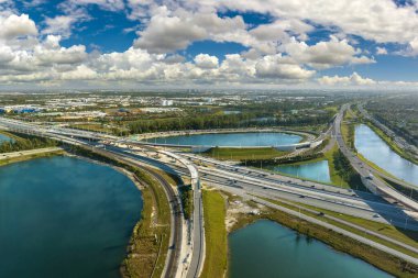 ABD ulaşım altyapısının üstünden bak. Miami, Florida 'da hızlı sürüş araçlarıyla Amerikan otoyol kavşağının hava görüntüsü.