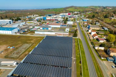 Otoparkın üzerine temiz enerjinin etkin üretimi için park etmiş arabaların güneş panelleri yerleştirildi..