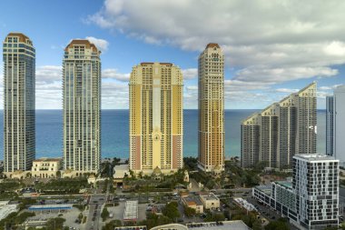 Atlantik Okyanusu kıyısındaki lüks otelleri ve apartmanları olan Sunny Isles Beach şehrinin hava manzarası. Güney Florida 'daki Amerikan turizm altyapısı.