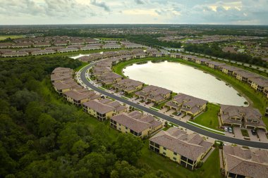 Florida 'da göl suyu olan kapalı yaşam kulüplerinin hava manzarası. Amerikan banliyölerinde emlak gelişimine örnek olarak aile evleri.
