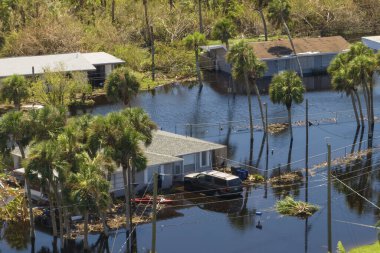 Doğal afet sonrası. Kasırga yağış sularıyla çevrili Florida yerleşim bölgesindeki evler.