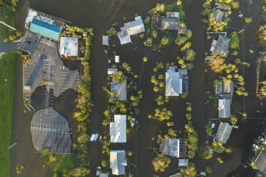 Doğal afetin sonuçları. Florida yerleşim bölgesindeki Ian kasırgasından sonra evlerin etrafını su basmış..