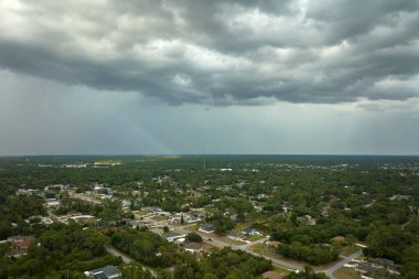 Kasvetli gökyüzünde kara fırtınalı bulutlar şekilleniyor. Şehir merkezine sağanak yağış gelmeden önce..