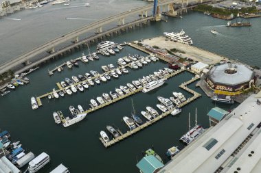 Miami, Florida şehir merkezindeki Biscayne Körfezi limanına pahalı yatlar ve motorlu tekneler yanaşmış. Lüks yelkenli Marina Körfezi.