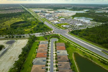 Florida 'nın banliyö bölgesinde yeni evler inşa etmek için zemin hazırlandı. Büyüyen Amerikan banliyöleri kavramı.