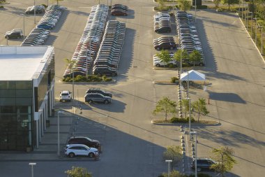 Satılık bir sürü yeni arabası olan büyük bir otopark satıcısı. Amerikan otomotiv endüstrisinin geliştirilmesi ve üretilen araç konseptinin dağıtımı.