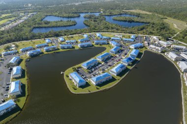 Yağmur suyu sızıntılarına karşı koruyucu branda örtüleriyle kaplı konutların çatıları sızdırılıyor. Ta ki kiremitler değişene kadar. Florida 'daki kasırga sonrası çatıların hasar görmesi