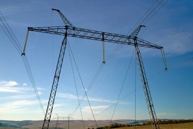 Yüksek voltajlı elektrik kablolarına sahip çelik sütun uzun mesafeli kablolardan elektrik enerjisi iletiyor..