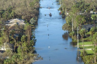Kasırga yağış sularıyla çevrili Florida yerleşim bölgesindeki evleri. Doğal afetten sonra.