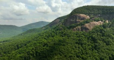 Kuzey Carolina Blue Ridge Dağları 'ndaki Chimney Kayası' nın hava manzarası, ABD. Apalaş 'taki popüler Amerikan seyahat merkezi.