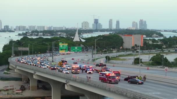 Flygfoto Räddningspersonal Och Fordon Som Svarar Olycksplatsen American Street Miami — Stockvideo