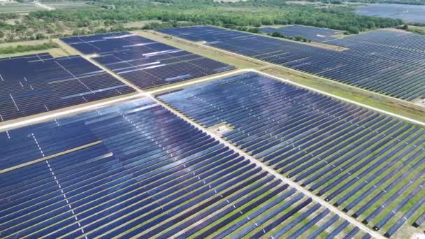 Аерофотозйомка Великої Стійкої Електростанції Рядами Сонячних Фотоелектричних Панелей Виробництва Чистої — стокове відео