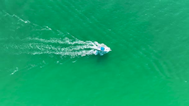 在波浪起伏的海面上高速航行的摩托艇的空中视图 在佛罗里达的海上航行的帆船 — 图库视频影像