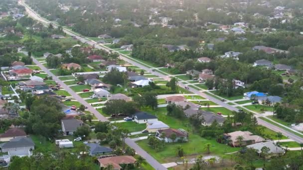 小镇上的乡村街道交通和驾驶汽车的空中景观 美国郊区景观 佛罗里达州宁静住宅区有私人住宅 — 图库视频影像