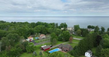 New York banliyö bölgesindeki Ontario Gölü kıyısındaki geniş aile evleri. Amerikan banliyölerinde gayrimenkul geliştirme.