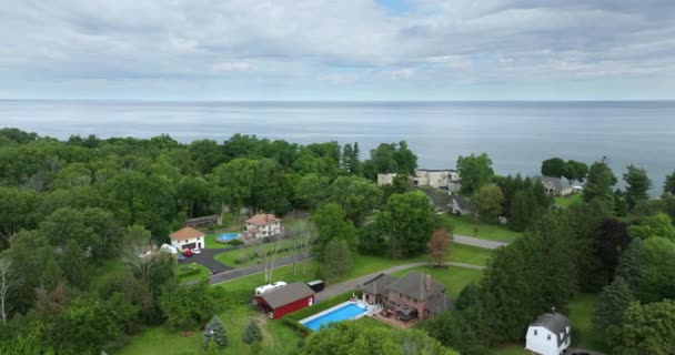 Αεροφωτογραφία Των Ευρύχωρα Οικογενειακά Σπίτια Στη Λίμνη Οντάριο Ακτή Στα — Αρχείο Βίντεο