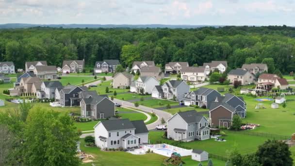 从空中俯瞰纽约州北部郊区宽敞的新家庭住宅 美国郊区的房地产开发 — 图库视频影像