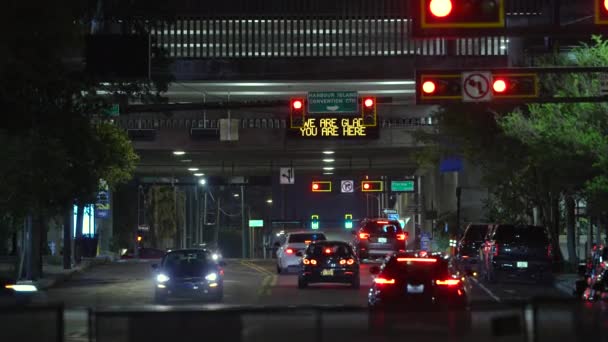 Amerykańskie Wielopasmowe Skrzyżowanie Ulic Światłami Poruszającymi Się Samochodami Nocy System — Wideo stockowe