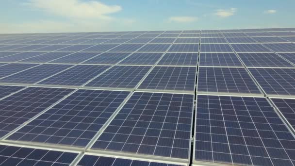 Blaue Photovoltaik Sonnenkollektoren Auf Dem Dach Eines Industriegebäudes Zur Erzeugung — Stockvideo