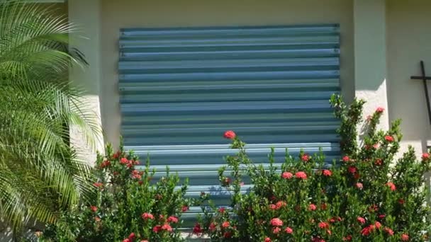 Накриті Вікнами Сталевими Штормовими Віконницями Захисту Від Ураганів Житлового Будинку — стокове відео