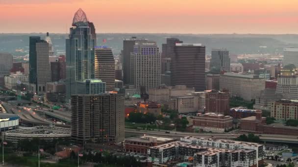 辛辛那提俄亥俄州城市建筑在日落时位于市中心 黄昏时带高层大厦的商业区天际线全景 — 图库视频影像