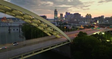 Ohio, Cincinnati şehir merkezi, gün batımında Daniel Carter Beard Köprüsü 'nde araba trafiği ve parlak gökdelen binaları ile. Amerika 'ya seyahat.